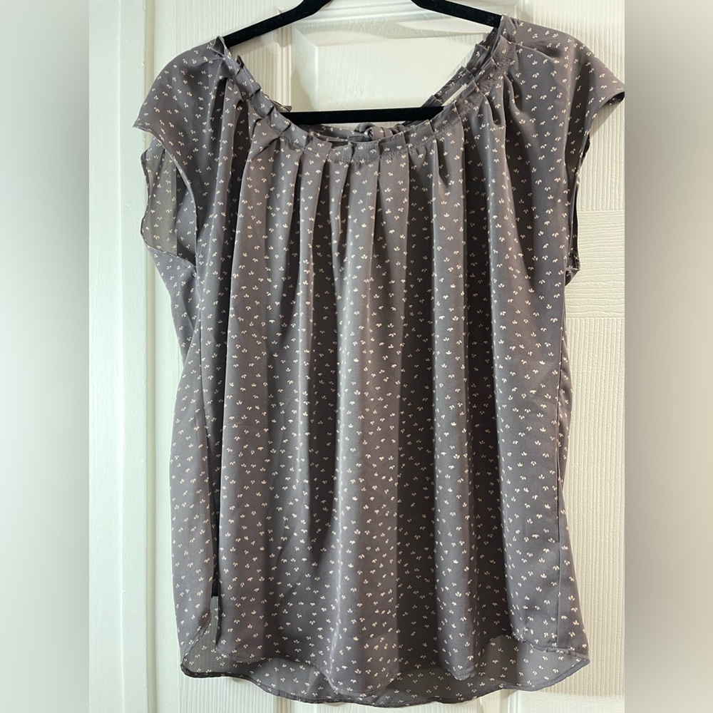 Lauren Conrad sleeveless white flower top size medium - tie back - gray